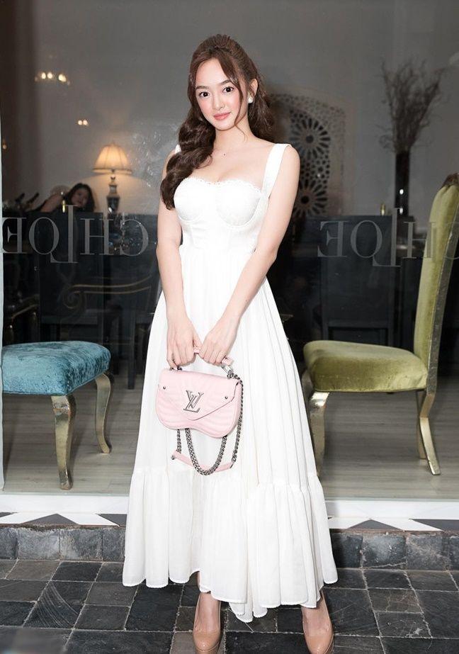 Hồ Ngọc Hà gây chú ý với váy trễ nửa ngực chật chội-10