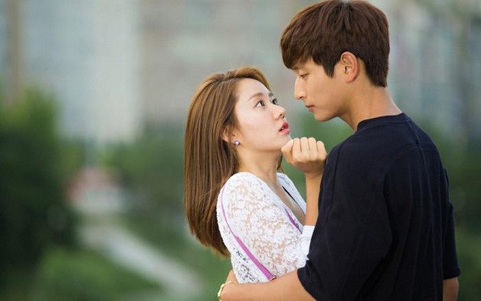 Diễn vai gái ngoan về ra mắt nhà trai, cô nàng cắm đầu bỏ chạy vì gặp người quen cũ-1