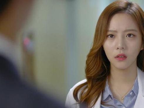 Diễn vai gái ngoan về ra mắt nhà trai, cô nàng cắm đầu bỏ chạy vì gặp 'người quen cũ'