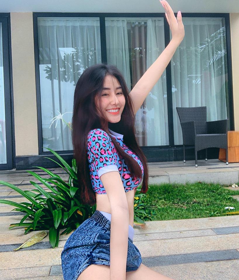 Thường ngày ăn mặc sexy, hotgirl thị phi nổi tiếng thế hệ 10X vẫn được khen đúng mực khi đi lễ chùa-3