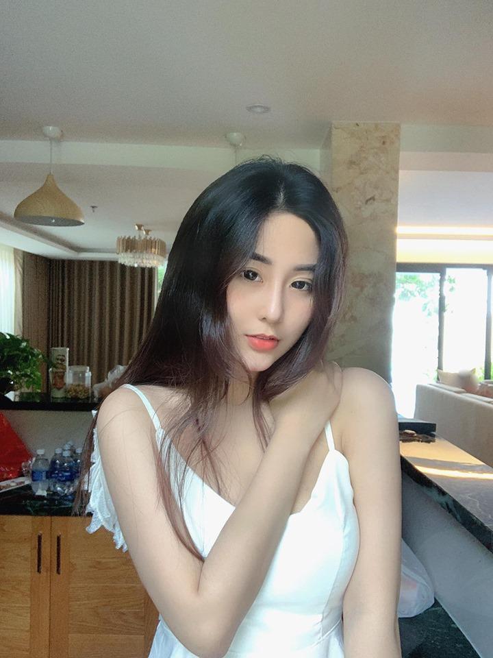 Thường ngày ăn mặc sexy, hotgirl thị phi nổi tiếng thế hệ 10X vẫn được khen đúng mực khi đi lễ chùa-2