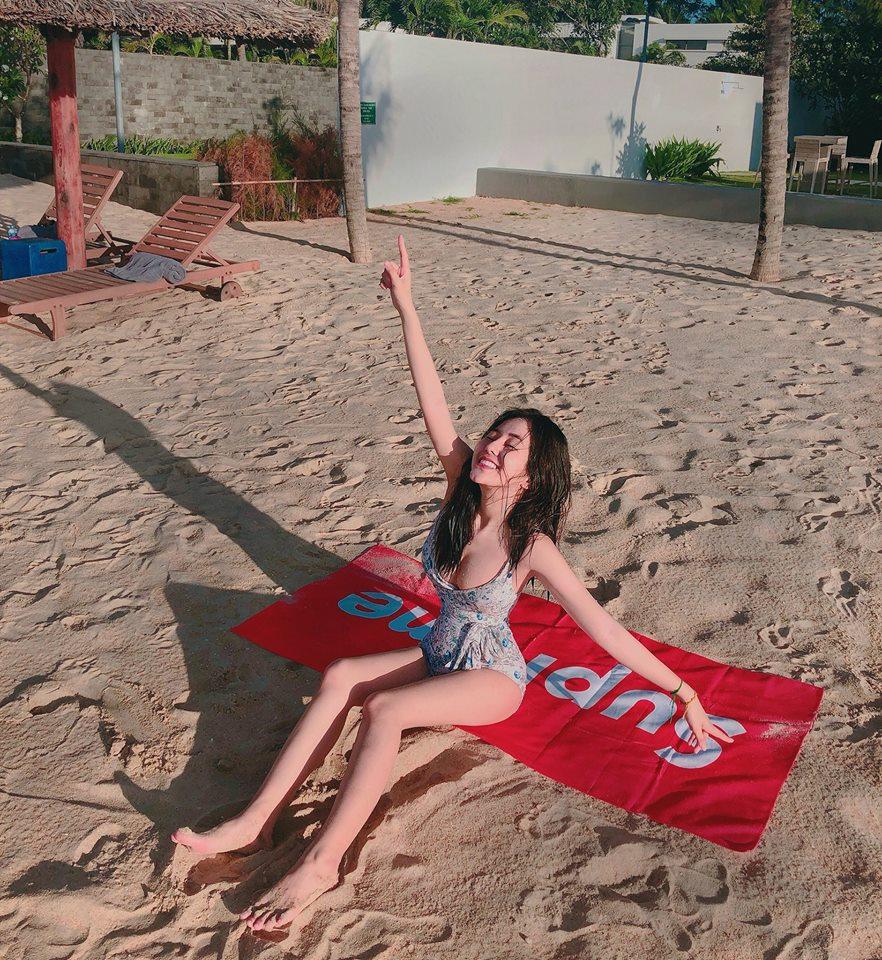 Thường ngày ăn mặc sexy, hotgirl thị phi nổi tiếng thế hệ 10X vẫn được khen đúng mực khi đi lễ chùa-5