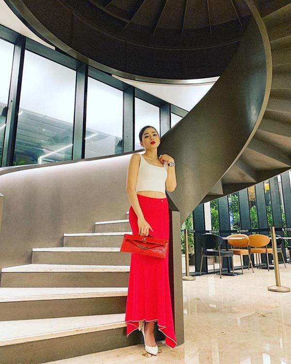 Ngoài sắc vóc hút hồn, Lệ Quyên còn gây choáng vì kho túi hiệu và kim cương bạc tỷ-8