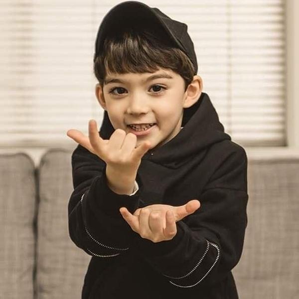 Nhóc tì từng được mệnh danh bé trai đẹp nhất thế giới giờ ra sao?-6