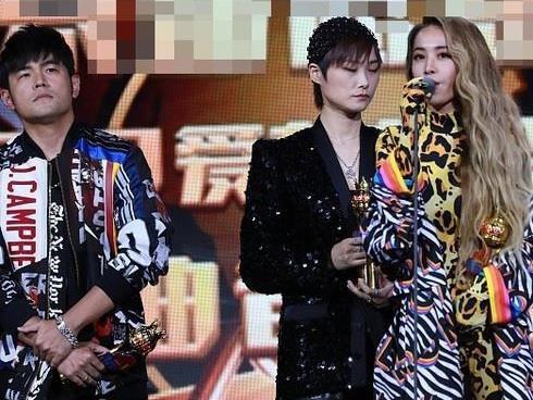 Châu Kiệt Luân thuê máy bay không người lái viết lời tỏ tình tặng vợ-3