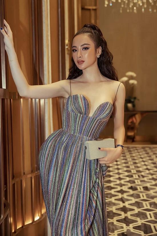 Angela Phương Trinh bất ngờ hở bạo, tái xuất đường đua sexy sau thời gian khoác áo nâu sòng-4