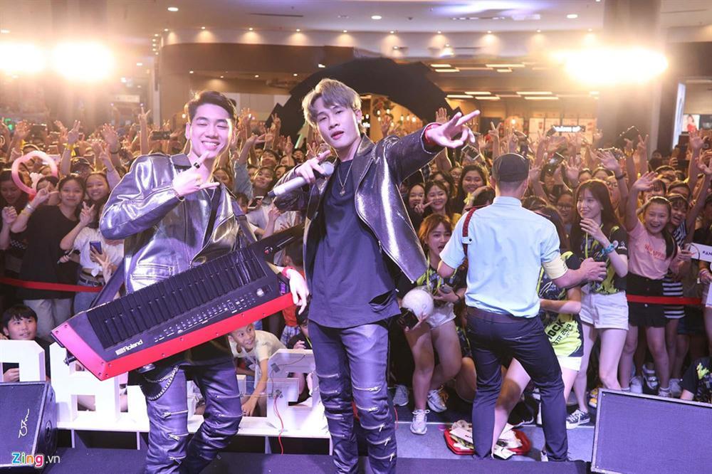 Jack, K-ICM gặp khó khi rời điểm diễn vì khán giả bám ra tận xe-2