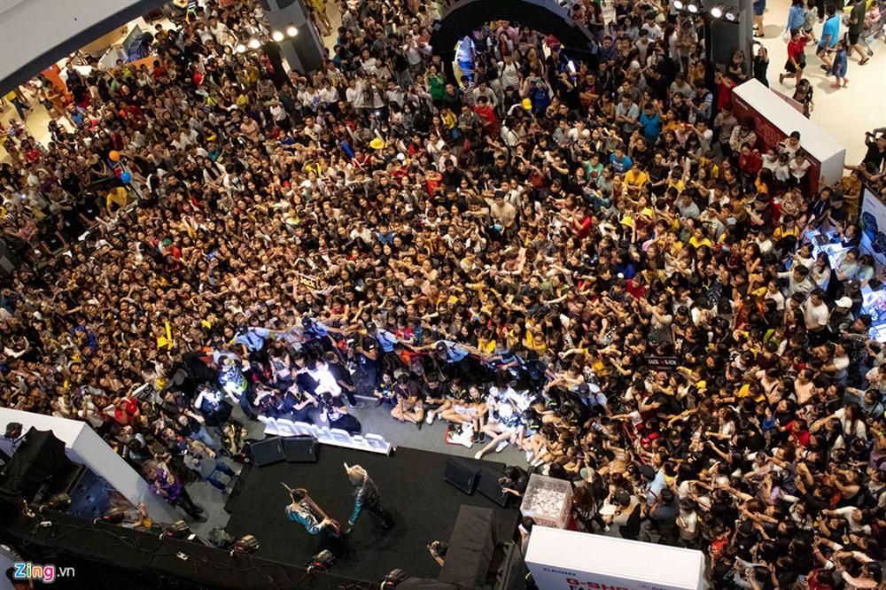 Jack, K-ICM gặp khó khi rời điểm diễn vì khán giả bám ra tận xe-6