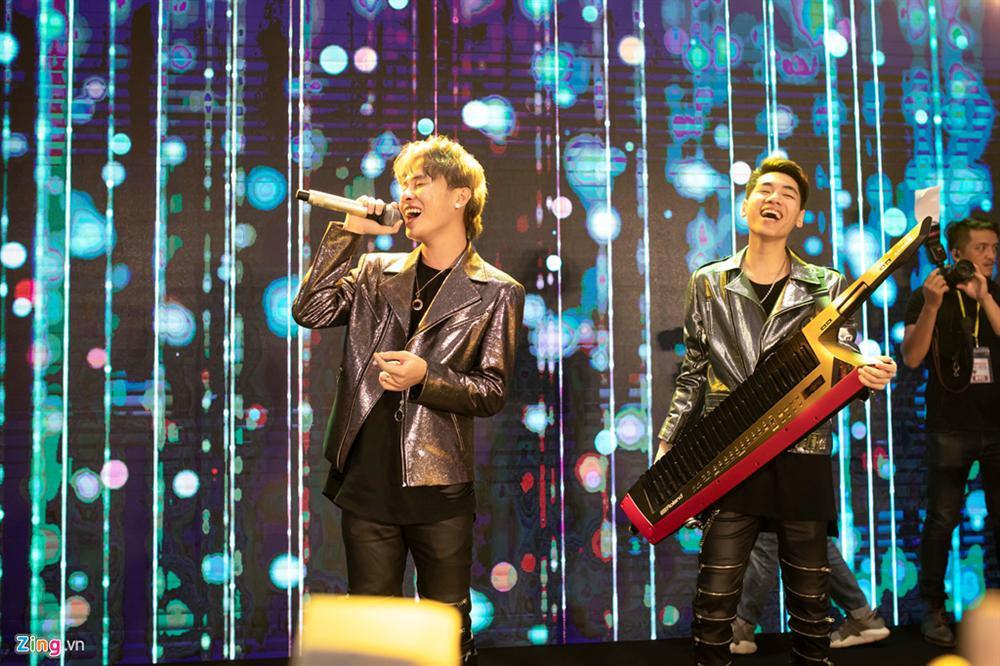 Jack, K-ICM gặp khó khi rời điểm diễn vì khán giả bám ra tận xe-8