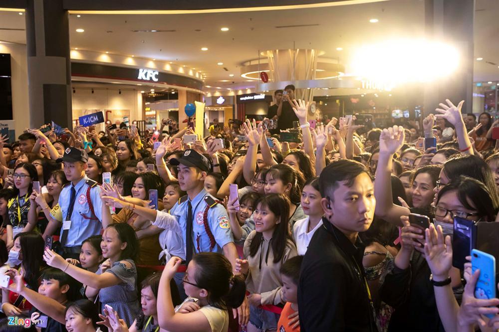 Jack, K-ICM gặp khó khi rời điểm diễn vì khán giả bám ra tận xe-9