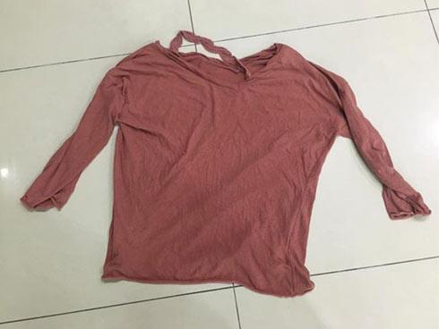 Chồng bất cẩn giật đồ làm hỏng chiếc áo vợ thích và màn trợ lực của dân mạng để giải hòa