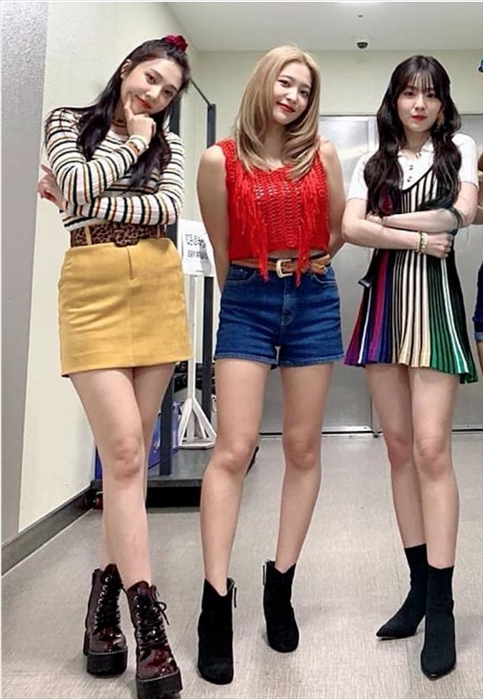 Red Velvet ăn gian chiều cao với loạt giày đế bự-2