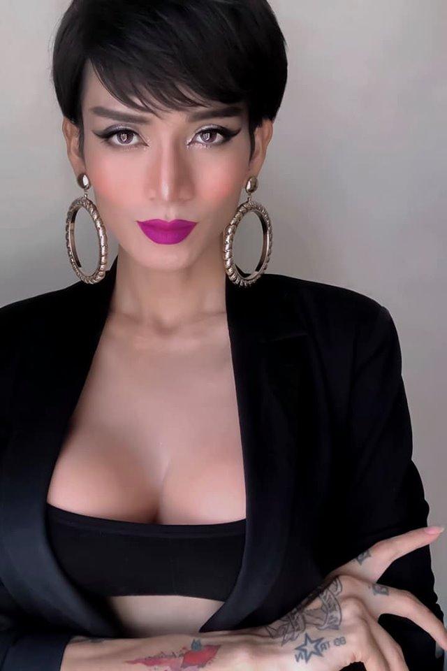 Chả phải lần đầu tiên giả gái nhưng BB Trần khiến cả showbiz Việt vào tranh cãi về bộ ngực khủng và mái tóc-1