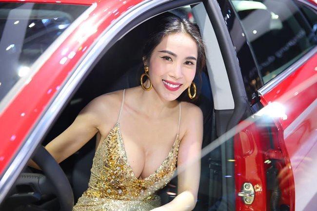 Bà xã Công Vinh, Mạc Hồng Quân mê mặc hở, phô trọn dáng gợi cảm, nuột nà-1