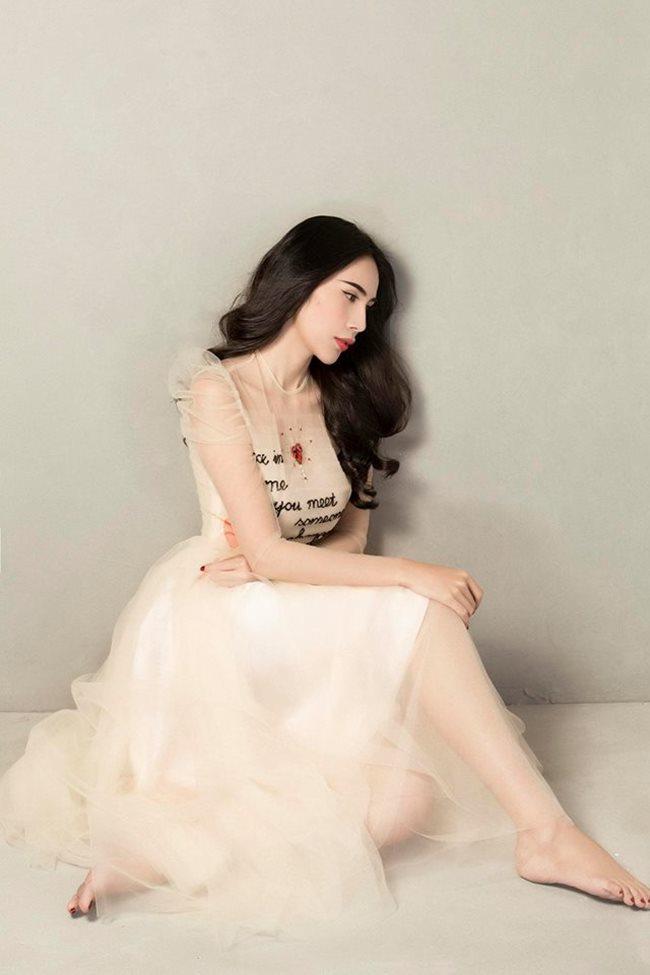 Bà xã Công Vinh, Mạc Hồng Quân mê mặc hở, phô trọn dáng gợi cảm, nuột nà-3