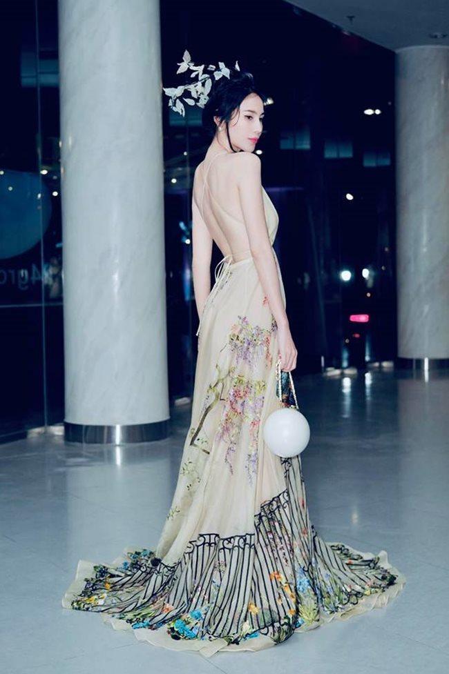 Bà xã Công Vinh, Mạc Hồng Quân mê mặc hở, phô trọn dáng gợi cảm, nuột nà-4