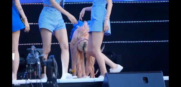 Jiho Oh My Girl ngã gục trên sân khấu, công ty chủ quản trở thành tâm điểm chỉ trích của netizen-3