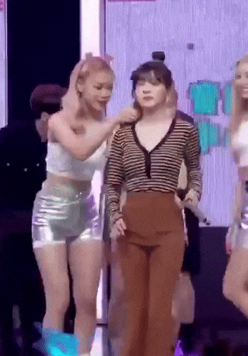 Fan rần rần bắt được khoảnh khắc đáng yêu giữa Ryujin (ITZY) và Irene (Red Velvet) tại màn encore của Music Core-3