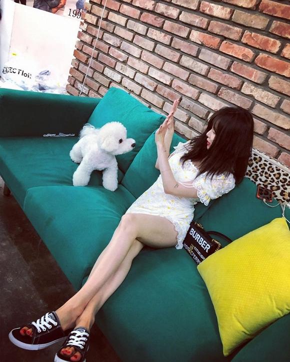 Nữ hoàng sexy HyunA nhận gạch đá vì loạt ảnh mặc váy ngắn ngả ngớn trên đi văng-1
