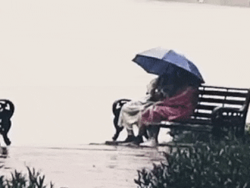 Tình yêu bất chấp thời tiết: Đôi nam nữ tình tứ suốt 1 tiếng dưới trời mưa như trút tại Hồ Gươm