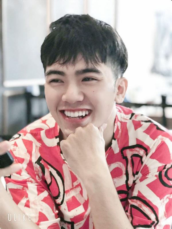 Xuất hiện lấp ló phía sau Hari Won - Trường Giang, trai đẹp giật ngay spotlight vì biểu cảm quá thần thái-2