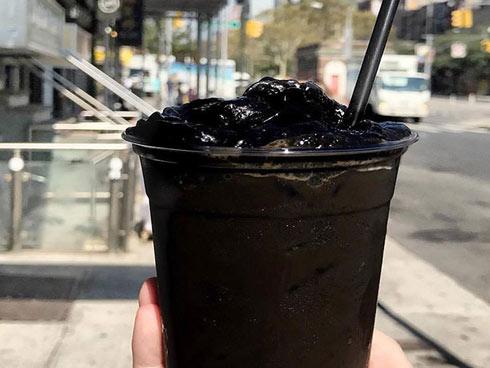 Ly cà phê đen xì như nhựa đường cô đặc này đang làm mưa làm gió ẩm thực thế giới