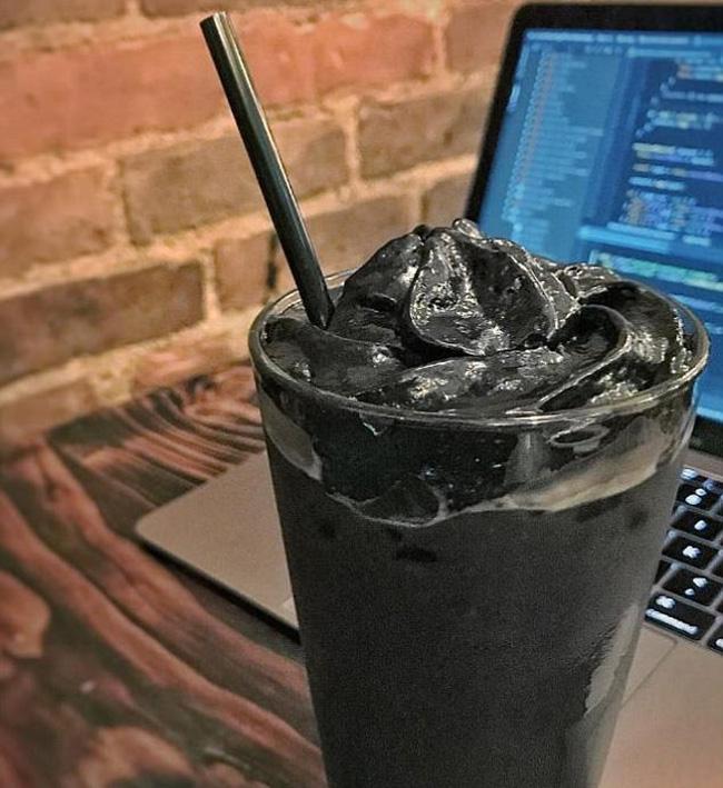 Ly cà phê đen xì như nhựa đường cô đặc này đang làm mưa làm gió ẩm thực thế giới-1