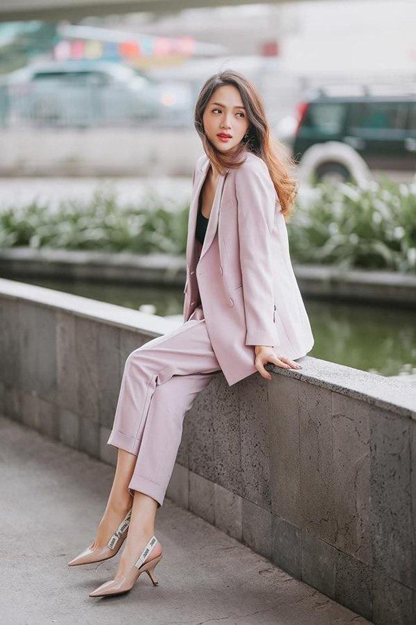 Để ý mới thấy, đến Hương Giang và Đặng Thu Thảo cũng chọn cách này để giấu dáng gầy guộc-3