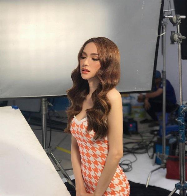 Để ý mới thấy, đến Hương Giang và Đặng Thu Thảo cũng chọn cách này để giấu dáng gầy guộc-7