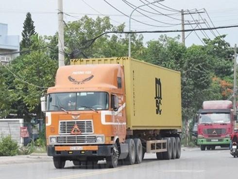 Thót tim khi cả gia đình thoát chết trong gang tấc trước bánh xe container