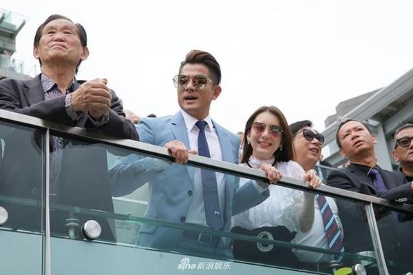 Thiên vương Quách Phú Thành nắm tay vợ trẻ đi xem đua ngựa-1