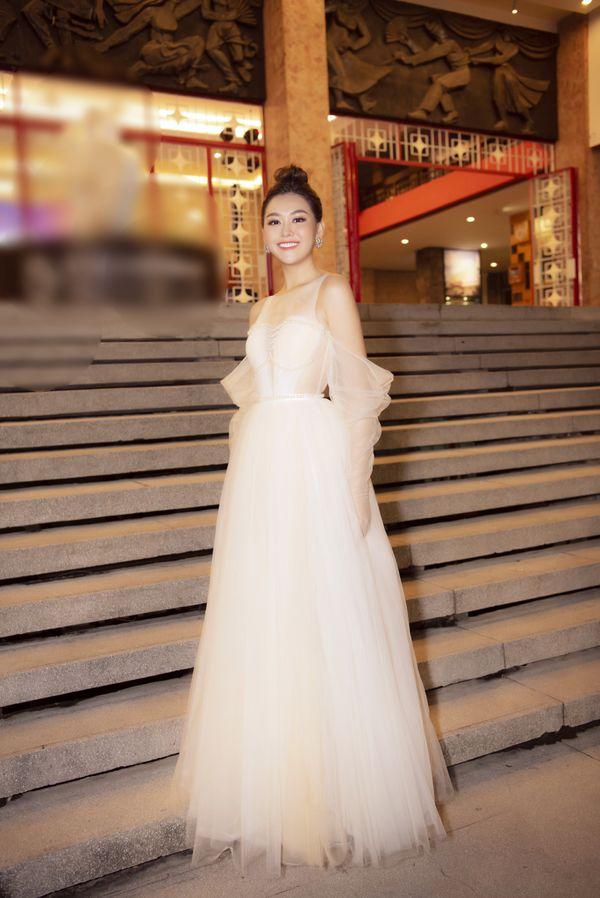 Trương Hồ Phương Nga tái xuất khoe đường cong hút mắt - Tường San nhanh chóng chiếm spotlight thảm đỏ-10