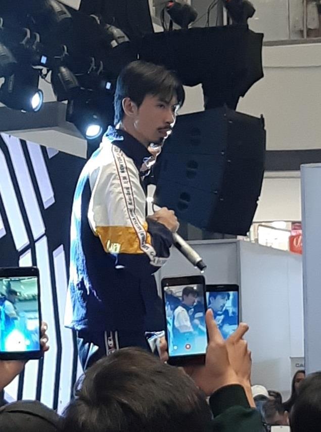 Đen Vâu xin lỗi vì không chụp hình với người hâm mộ-2