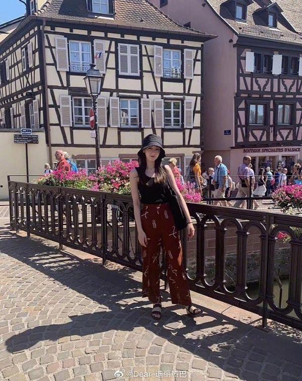 Đi du lịch thôi mà Địch Lệ Nhiệt Ba xinh hết nấc với loạt váy vóc mơ màng, đáng yêu-4