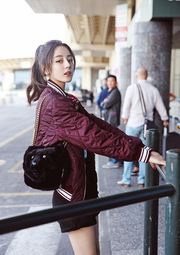 Đi du lịch thôi mà Địch Lệ Nhiệt Ba xinh hết nấc với loạt váy vóc mơ màng, đáng yêu-7