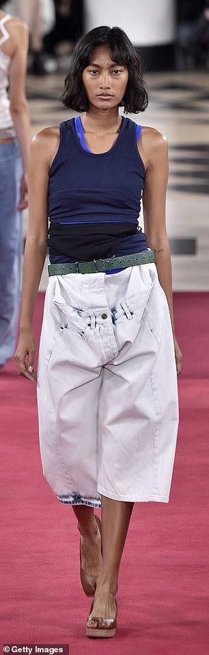 Trend giày lòi ngón chân cái gây sốt: Sao Việt ầm ầm kéo nhau tìm mua đến cháy hàng-7