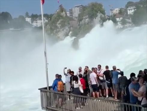 Liều mình ngắm thác nước hung dữ như trận đại hồng thủy ngày tận thế