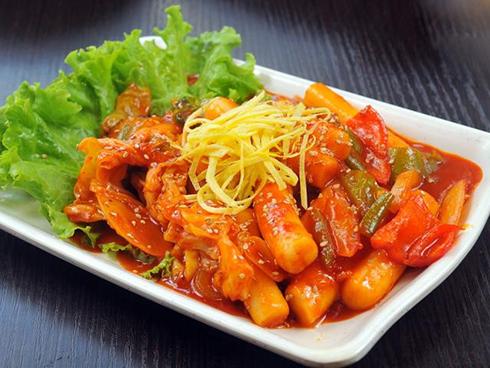 Tự làm tteokbokki ruột bò cay cho ngày nghỉ lễ mưa lạnh