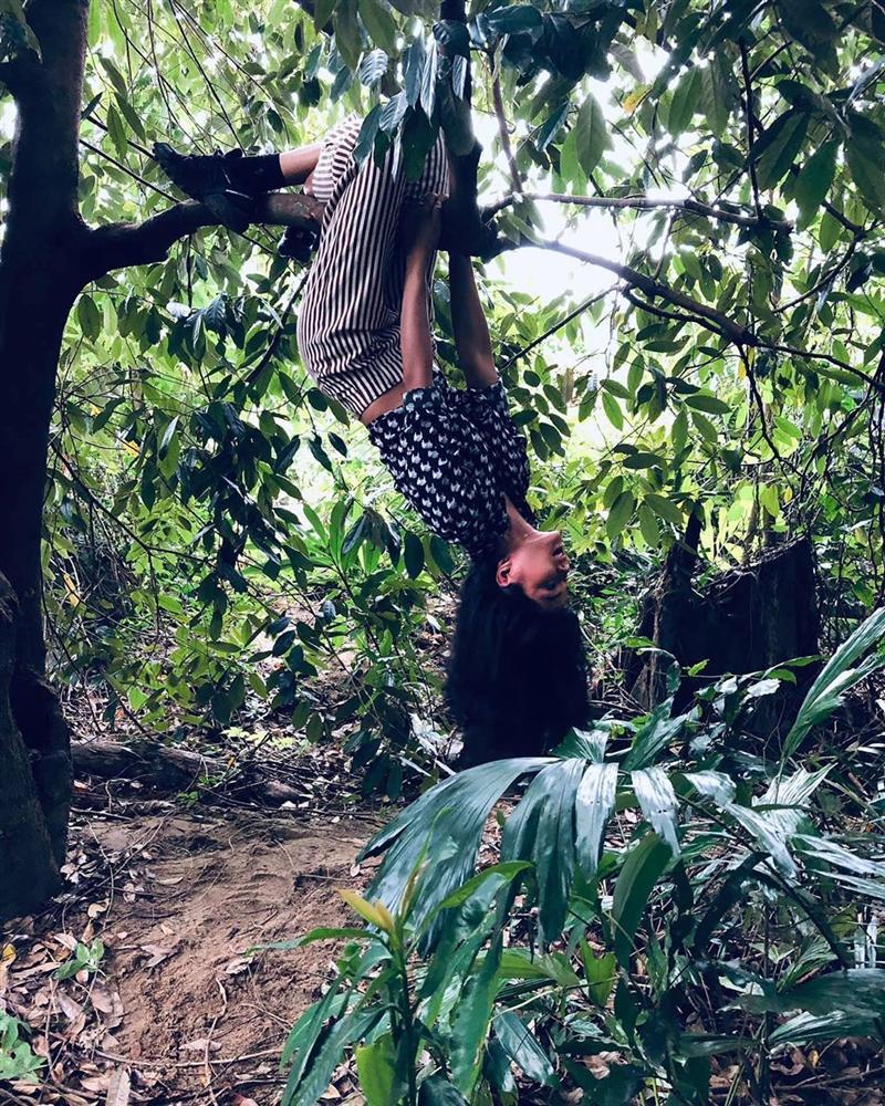 Bản tin Hoa hậu Hoàn vũ 2/9: HHen Niê lên đồ sành điệu đu cây trong rừng, cướp sạch sóng của dàn mỹ nữ-3