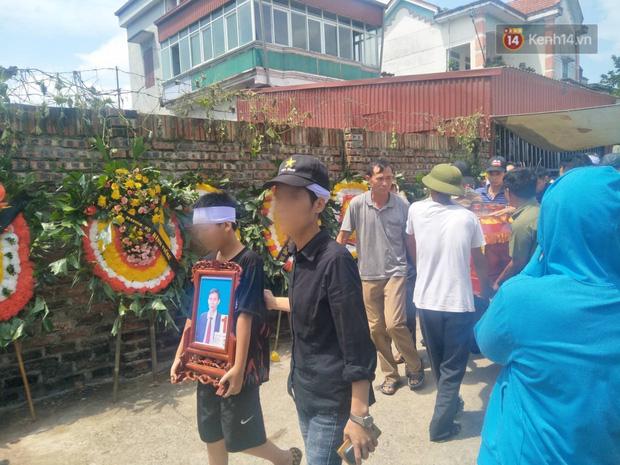 Tang thương chồng chất, người thân khóc ngất tiễn đưa các nạn nhân trong vụ thảm sát về nơi an nghỉ cuối cùng-11