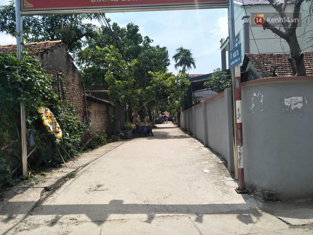 Tang thương chồng chất, người thân khóc ngất tiễn đưa các nạn nhân trong vụ thảm sát về nơi an nghỉ cuối cùng-7