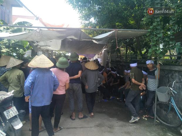 Tang thương chồng chất, người thân khóc ngất tiễn đưa các nạn nhân trong vụ thảm sát về nơi an nghỉ cuối cùng-9