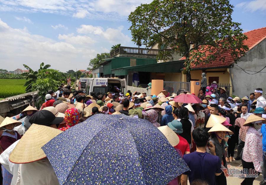 Tang thương chồng chất, người thân khóc ngất tiễn đưa các nạn nhân trong vụ thảm sát về nơi an nghỉ cuối cùng-3