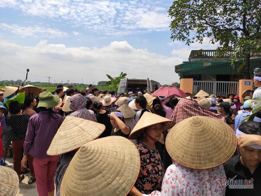 Tang thương chồng chất, người thân khóc ngất tiễn đưa các nạn nhân trong vụ thảm sát về nơi an nghỉ cuối cùng-5