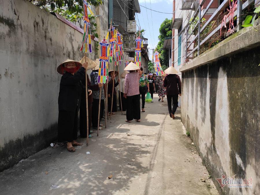 Tang thương chồng chất, người thân khóc ngất tiễn đưa các nạn nhân trong vụ thảm sát về nơi an nghỉ cuối cùng-8