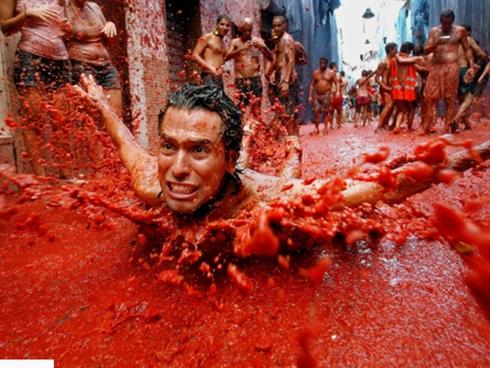 160 tấn cà chua nhuộm đỏ thị trấn ở Tây Ban Nha