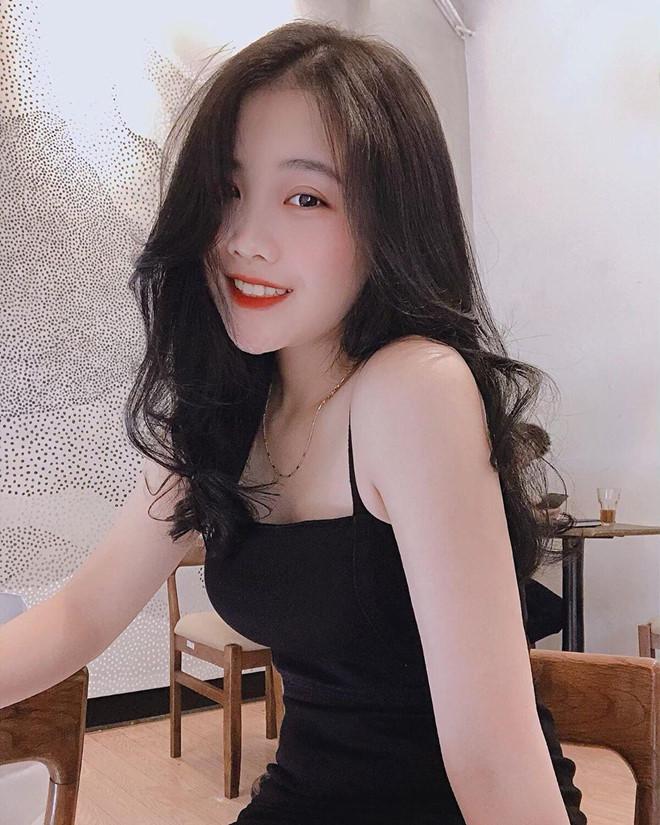 Bạn gái Đoàn Văn Hậu chuộng áo hai dây trễ nải khoe vai gợi cảm-1