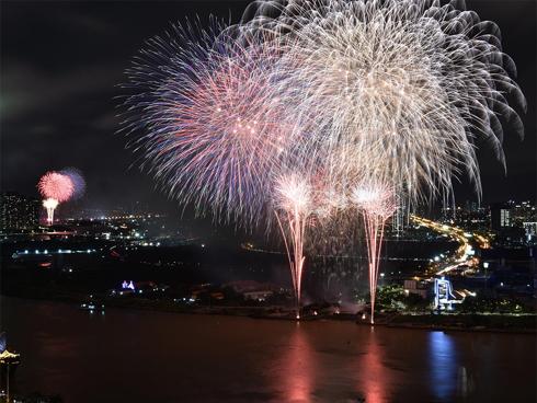 Pháo hoa mừng Quốc khánh thắp sáng bầu trời TP. HCM