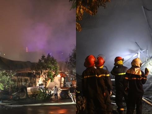 Xưởng đồ chơi ở Hà Nội cháy rừng rực trong ngày nghỉ lễ 2/9