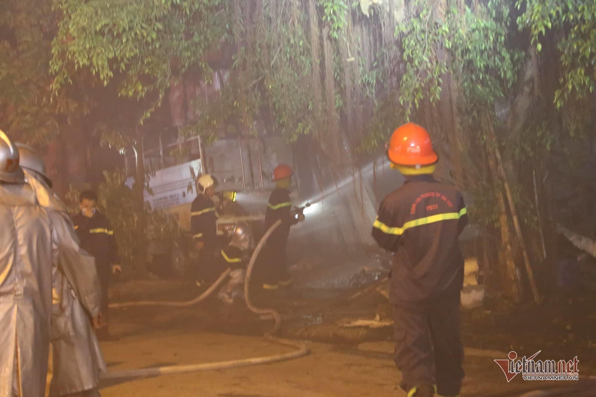 Xưởng đồ chơi ở Hà Nội cháy rừng rực trong ngày nghỉ lễ 2/9-2